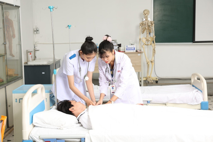 HIU tuyển sinh chương trình Điều dưỡng quốc tế năm 2025 hs1.jpg