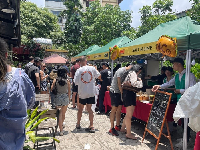 Đông đảo khách tham dự lễ hội Taco Hà Nội