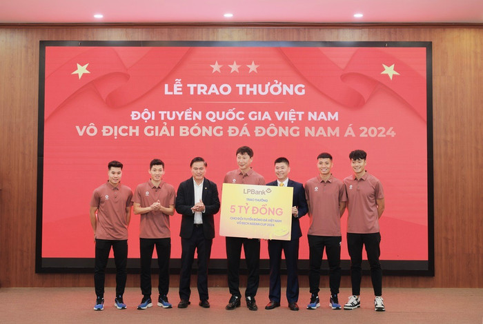 Đại diện Ngân hàng Lộc Phát Việt Nam, ông Đoàn Nguyên Ngọc, Phó Tổng giám đốc (thứ 3 từ phải sang) trao thưởng 5 tỷ đồng cho Đội tuyển quốc gia Việt Nam khi giành cúp vô địch ASEAN 2024