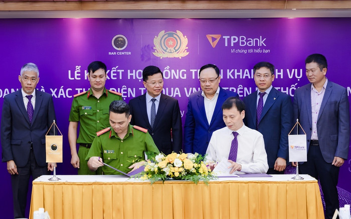 TPBank và Trung tâm RAR ký kết Hợp đồng triển khai dịch vụ định danh và xác thực điện tử qua VneID trên app TPBank