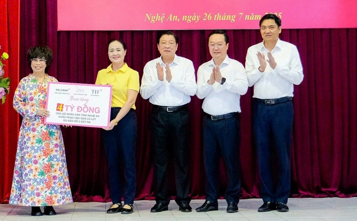 Cuối tháng 7 vừa qua, Tập đoàn TH, BAC A BANK và Quỹ Vì tầm vóc Việt trao tặng tỉnh Nghệ An 4 tỷ đồng giúp tỉnh khắc phục hậu quả thiên tai
