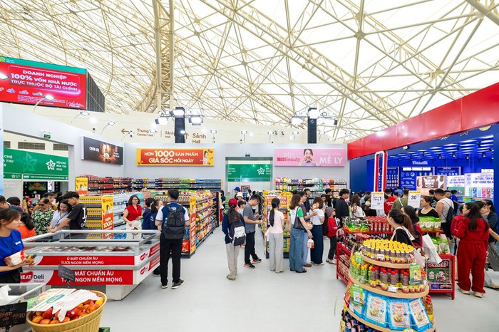 Gian hàng WinMart thu hút đông đảo khách tham quan mua sắm tại Hội chợ mùa thu 2025
