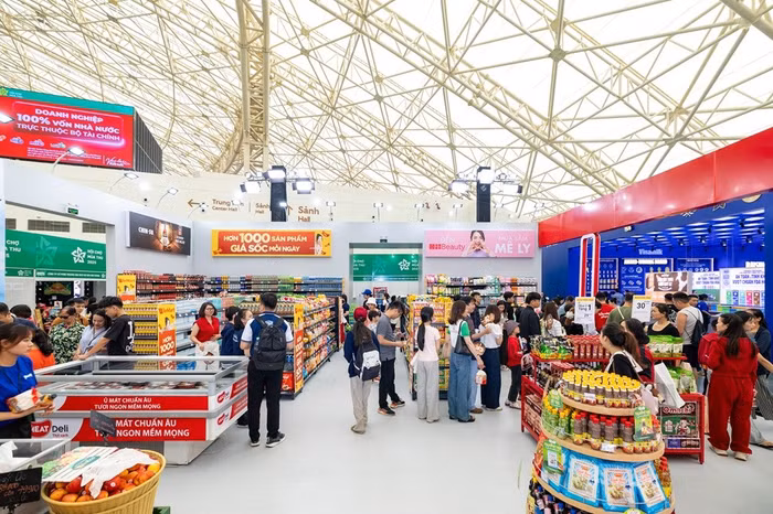 Gian hàng WinMart thu hút đông đảo khách tham quan mua sắm tại Hội chợ mùa thu 2025