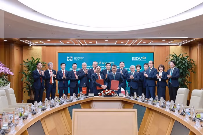 Tổng Giám đốc BIDV Lê Ngọc Lâm và Tổng Giám đốc VDB Đào Quang Trường đại diện hai ngân hàng ký kết Thỏa thuận