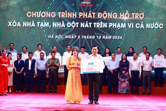 Bà Ninh Thị Lan Phương, Phó Tổng Giám đốc SHB đại diện Ngân hàng trao tặng 100 tỷ đồng cho tỉnh Sóc Trăng