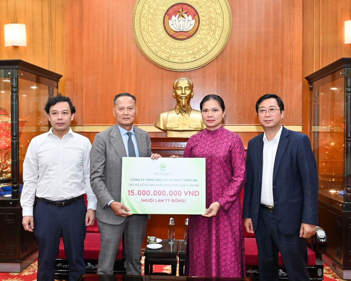 Bà Hà Thị Nga, Uỷ viên Trung ương Đảng, Phó Chủ tịch Ủy ban Trung ương Mặt trận Tổ quốc Việt Nam tiếp nhận ủng hộ từ nhà sáng lập Ecopark
