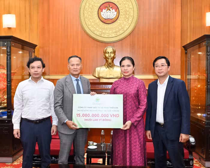 Bà Hà Thị Nga, Uỷ viên Trung ương Đảng, Phó Chủ tịch Ủy ban Trung ương Mặt trận Tổ quốc Việt Nam tiếp nhận ủng hộ từ nhà sáng lập Ecopark