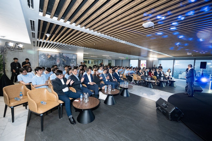 Ban tổ chức và các thí sinh tại Trụ sở Techcombank