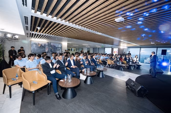 Ban tổ chức và các thí sinh tại Trụ sở Techcombank