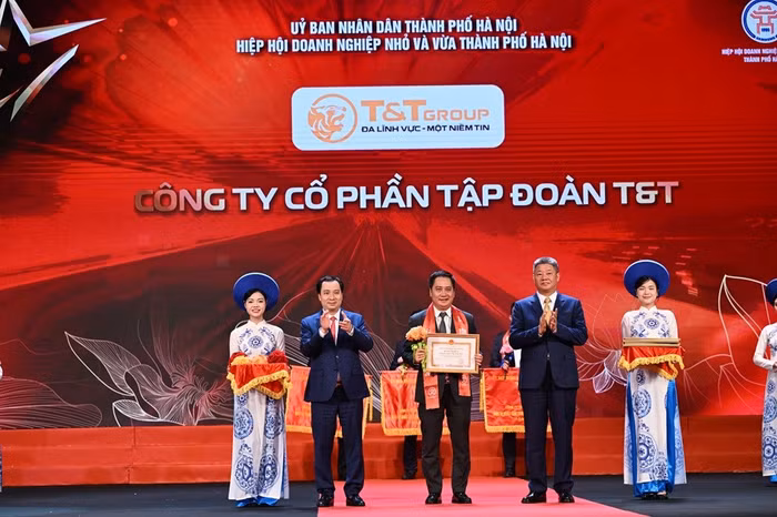 Ông Mai Xuân Sơn, Tổng Giám đốc đại diện Tập đoàn T&T Group nhận Bằng khen của Chủ tịch UBND thành phố Hà Nội