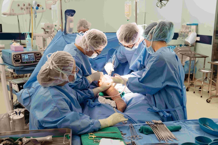 Vinmec thực hiện thành công ca phẫu thuật thay toàn bộ xương đùi cho bệnh nhi nhỏ tuổi nhất thế giới bằng công nghệ in 3D anh-1-3.jpg