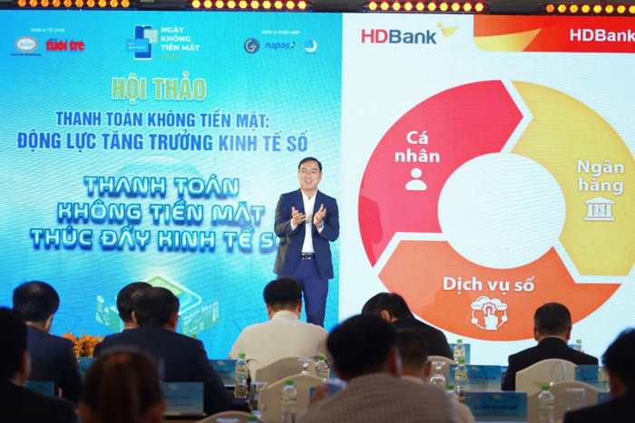 Theo chia sẻ của ông Đàm Thế Thái, Phó Tổng Giám đốc HDBank tại hội thảo, số hóa tại HDBank là một hành trình nhân văn, nơi từng sản phẩm được thiết kế từ góc nhìn của cuộc sống, từng trải nghiệm được kiểm chứng bởi cảm xúc người dùng Theo chia sẻ của ông Đàm Thế Thái, Phó Tổng Giám đốc HDBank tại hội thảo, số hóa tại HDBank là một hành trình nhân văn, nơi từng sản phẩm được thiết kế từ góc nhìn của cuộc sống, từng trải nghiệm được kiểm chứng bởi cảm xúc người dùng