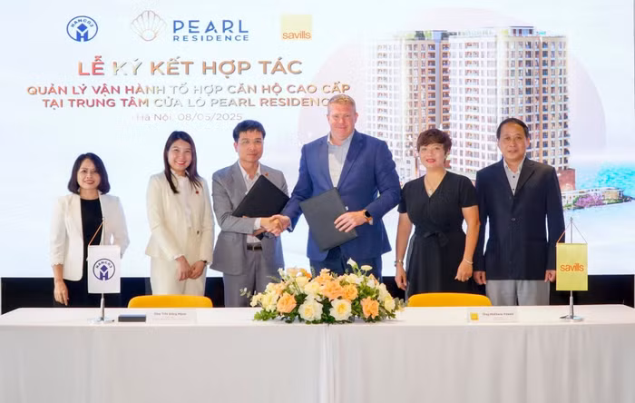 Đại diện chủ đầu tư tổ hợp căn hộ cao cấp Pearl Residence và Savills Việt Nam tại lễ ký kết 