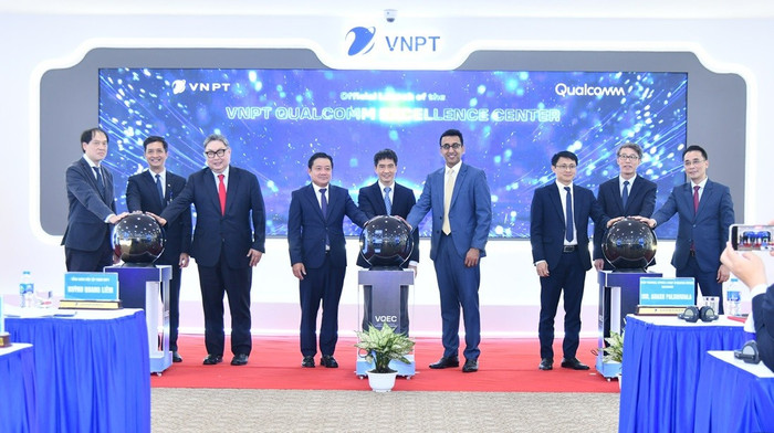 Lãnh đạo cấp cao của VNPT, Qualcomm và các đại biểu nhấn nút khai trương Trung tâm Xuất sắc VNPT – Qualcomm