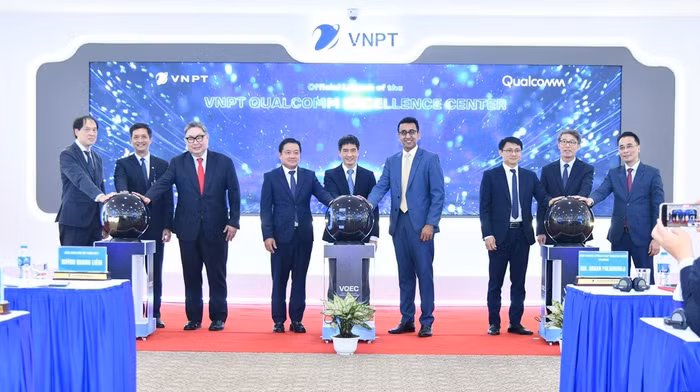 Lãnh đạo cấp cao của VNPT, Qualcomm và các đại biểu nhấn nút khai trương Trung tâm Xuất sắc VNPT – Qualcomm