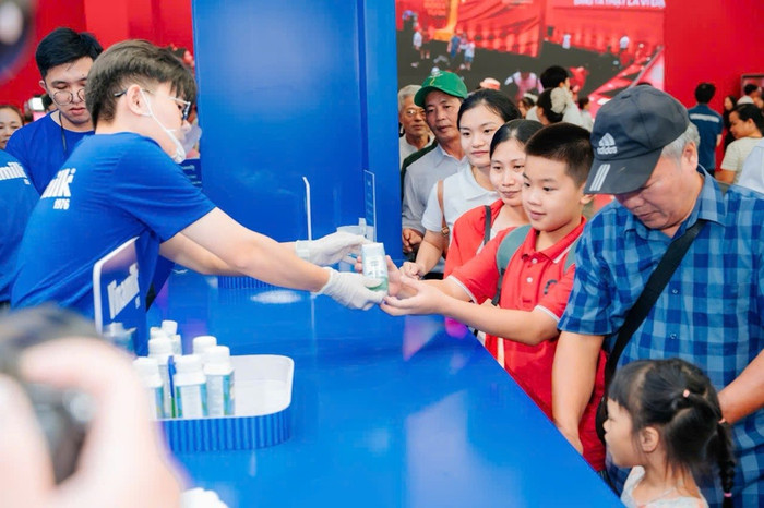 Nhiều em nhỏ thích mê khi được thưởng thức thêm các sản phẩm mới của hiệu sữa quen thuộc mà các em uống mỗi ngày anh-05b.jpg
