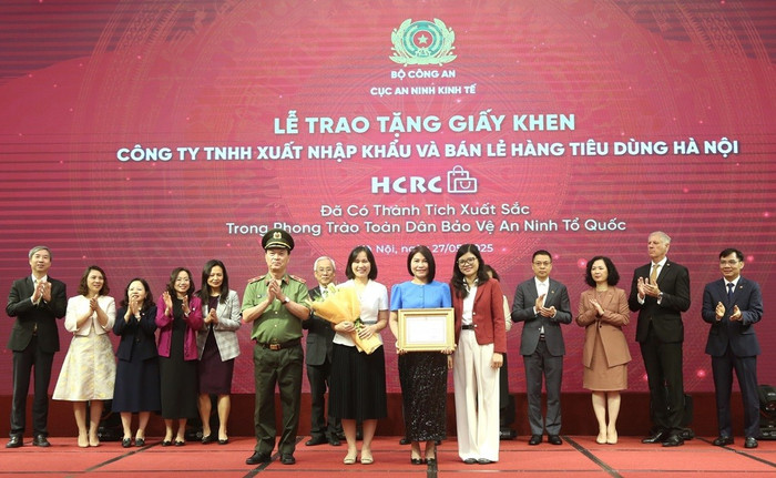 Đại diện Công ty HCRC nhận Giấy khen từ Thiếu tướng Bùi Trọng Thế, Phó Cục trưởng Cục An ninh kinh tế, Bộ Công an