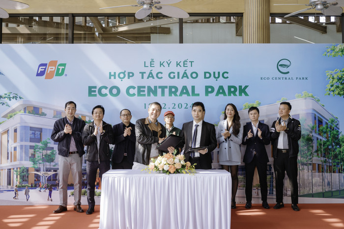 Ông Dương Trọng Thiết, Tổng giám đốc Eco Central Park (bên phải) và TS. Lê Trường Tùng, Tổng Giám đốc FPT Education, tập đoàn FPT (bên trái) tại lễ kí kết