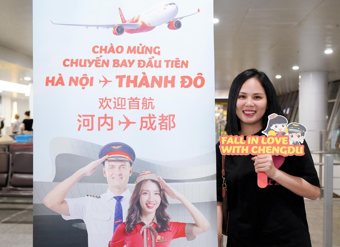 Những hành khách đầu tiên trên chuyến bay khai trương kết nối Hà Nội - Thành Đô