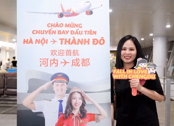 Những hành khách đầu tiên trên chuyến bay khai trương kết nối Hà Nội - Thành Đô