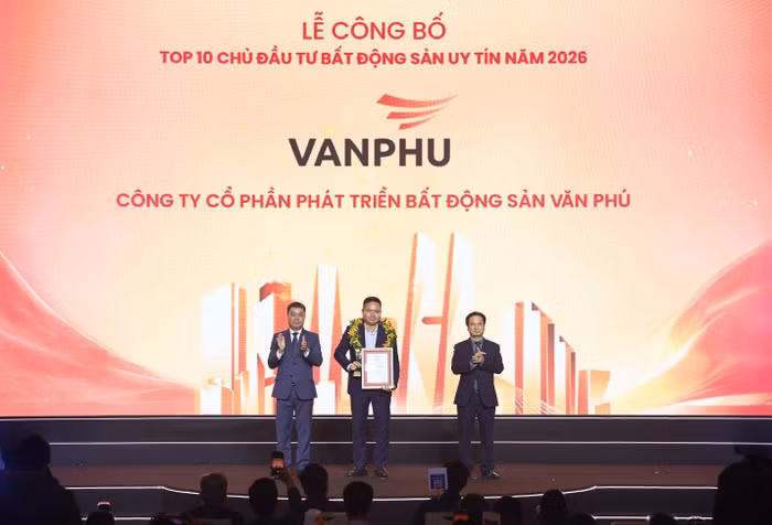 Đại diện Văn Phú nhận cúp và chứng nhận top 10 Chủ đầu tư bất động sản uy tín 2026
