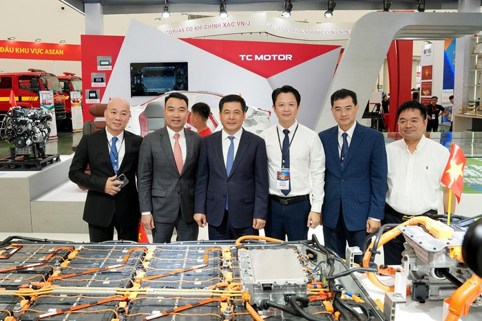Bộ trưởng Bộ Công thương Nguyễn Hồng Diên (thứ 3 từ trái sang) và Phó Chủ tịch TC Group Ông Lê Ngọc Đức (thứ 2 từ trái sang) tại không gian triển lãm của Tập đoàn Thành Công 01.jpg