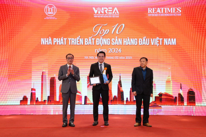 Ông Nguyễn Tuấn Anh, Phó Tổng Giám đốc KN Cam Ranh, đại diện Chủ đầu tư đón nhận vinh danh top 10 Nhà phát triển bất động sản hàng đầu Việt Nam năm 2024