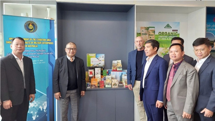 Các đại biểu tham quan trưng bày sản phẩm của doanh nghiệp quân đội tại Australia