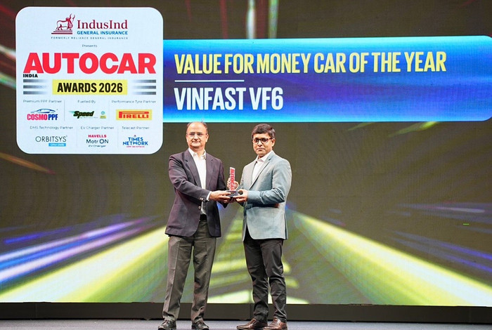 Ông Tapan Ghosh (phải) CEO VinFast Ấn Độ nhận giải thưởng từ đại diện ban tổ chức Autocar India Awards 2026