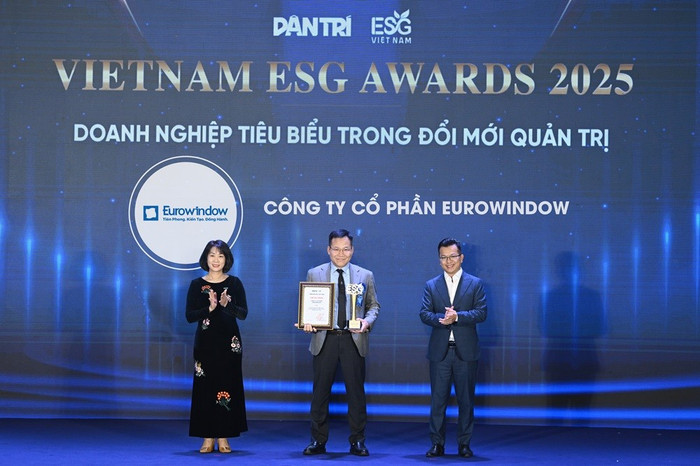 Ông Vũ Mạnh Dũng, Giám đốc kinh doanh Eurowindow đón nhận giải thưởng Vietnam ESG Awards 2025