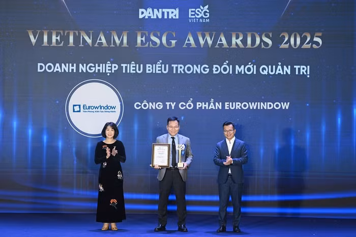 Ông Vũ Mạnh Dũng, Giám đốc kinh doanh Eurowindow đón nhận giải thưởng Vietnam ESG Awards 2025