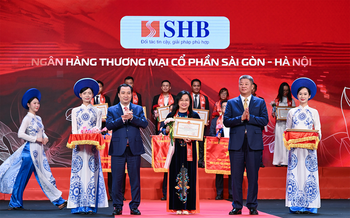 Tổng Giám đốc SHB Ngô Thu Hà đại diện Ngân hàng nhận Bằng khen