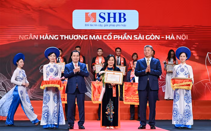 Tổng Giám đốc SHB Ngô Thu Hà đại diện Ngân hàng nhận Bằng khen