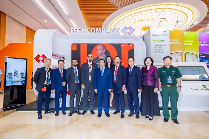 Thủ tướng Phạm Minh Chính tham quan gian hàng triển lãm của Techcombank tại Ngày Chuyển đổi số 2025