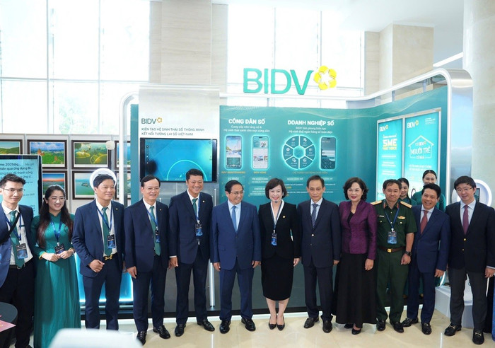 thu-tuong-chinh-phu-pham-minh-chinh-chanh-van-phong-trung-uong-dang-le-hoai-trung-thong-doc-nhnn-nguyen-thi-hong-va-cac-dai-bieu-den-tham-quan-gian-trien-lam-cua-bidv.jpg