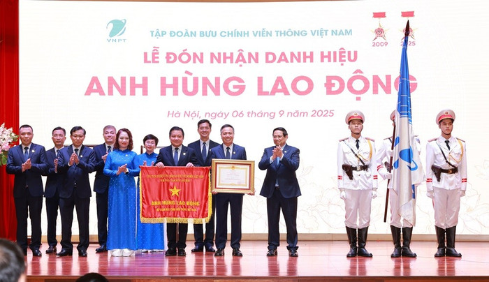 Thay mặt Lãnh đạo Đảng, Nhà nước, Thủ tướng Phạm Minh Chính đã trao Danh hiệu Anh hùng Lao động tặng Tập đoàn VNPT