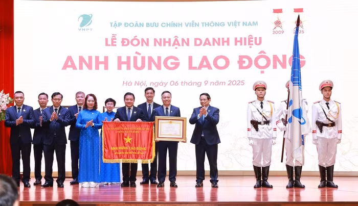Thay mặt Lãnh đạo Đảng, Nhà nước, Thủ tướng Phạm Minh Chính đã trao Danh hiệu Anh hùng Lao động tặng Tập đoàn VNPT