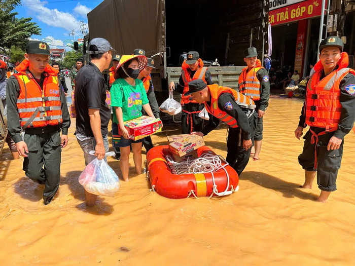 Lạng Sơn sau bão Matmo: Căng mình cứu dân giữa "biển nước"
