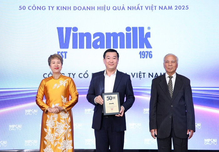 Ông Đỗ Thanh Tuấn, Giám đốc Đối ngoại Vinamilk nhận vinh danh top 50 Công ty kinh doanh hiệu quả nhất Việt Nam 2025