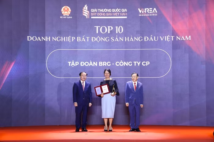 Bà Trần Tuyết Nhung Phó tổng Giám đốc Tập đoàn BRG nhận danh hiệu giải thưởng top 10 Doanh nghiệp Bất động sản hàng đầu Việt Nam