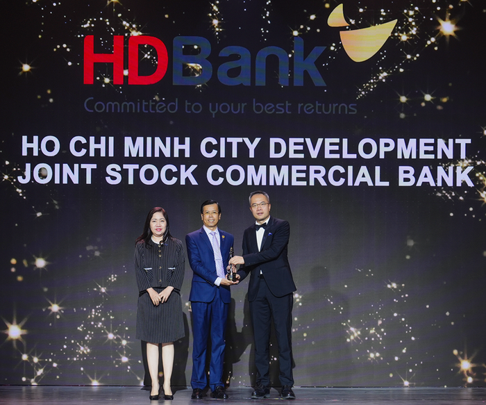 Ông Phạm Văn Đẩu, Giám đốc Tài chính kiêm Giám đốc khối Nhân sự HDBank đại diện ngân hàng nhận danh hiệu "Nơi làm việc tốt nhất châu Á" 2025 dành cho HDBank 