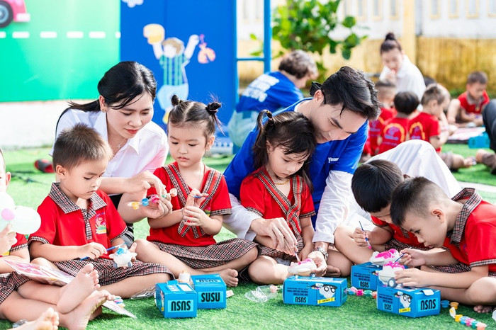 Sân trường rộn rã tiếng cười, những trò chơi sôi động, những bàn tay bé xíu khéo léo tô màu, vẽ nên bức tranh thơ trẻ, tô nên những ước mơ anh-02a.jpg