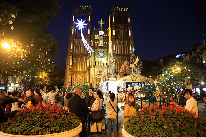 Người dân Hà Nội sẵn sàng tận hưởng mùa lễ hội cuối năm. Ảnh minh họa