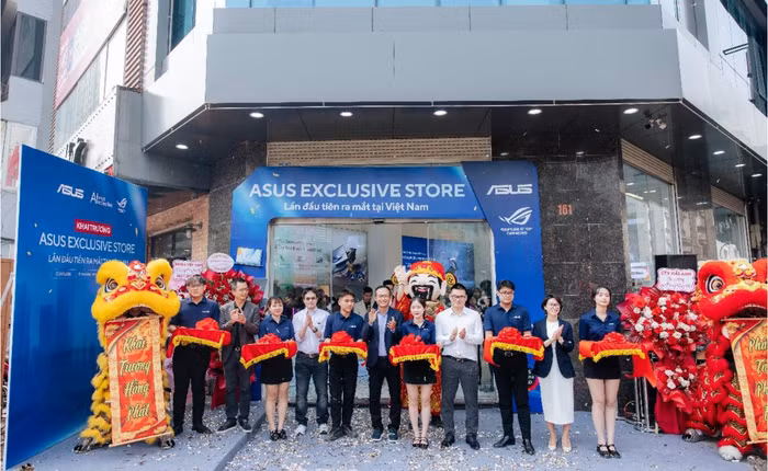 Đại diện ASUS cùng đại diện các đại lý và đối tác cắt băng khánh thành ASUS Exclusive Store đầu tiên tại Việt Nam