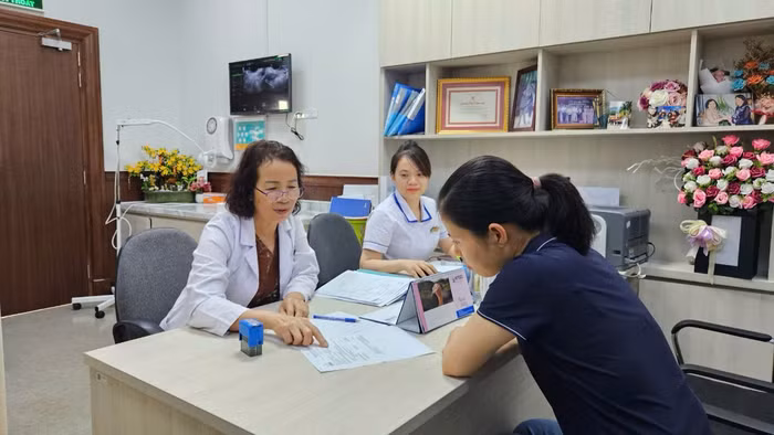 TS.BS Tô Minh Hương đang tư vấn khám cho Khách hàng. Ảnh: Vinmec