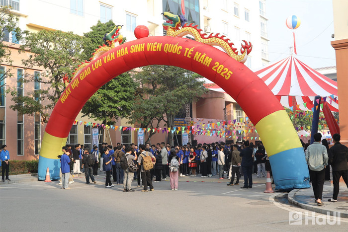 Ngày hội giao lưu văn hóa sinh viên quốc tế 2025 là sự kiện thường niên được mong chờ tại Đại học Công nghiệp Hà Nội