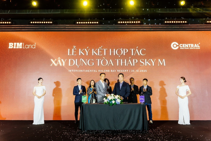 Ông Bùi Anh Đào, Phó tổng Giám đốc phụ trách Khối Xây dựng Tập đoàn BIM và ông Trần Đăng Khoa, Giám đốc điều hành Công ty Cổ phần Xây dựng Central thực hiện nghi thức ký kết hợp tác xây dựng dự án SkyM b3.jpg