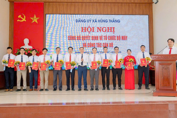 Ông Đỗ Mạnh Hiếu Bí thư Đảng ủy, Chủ tịch Hội đồng nhân dân xã Hùng Thắng trao quyết định bổ nhiệm lãnh đạo các cơ quan chuyên môn, tổ chức hành chính xã