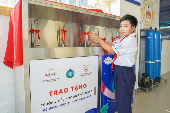 Từ nay, giáo viên và học sinh tại 5 trường tiểu học tại huyện Cần Giờ đã có nguồn nước sạch để dùng pia05690.jpg