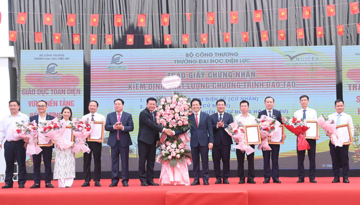 Công bố Quyết định cấp Giấy chứng nhận kiểm định chất lượng giáo dục cho 7 chương trình đào tạo z6980262672243-30b6b56e5c4013fc7e1c0aa5abe6ea5f.jpg